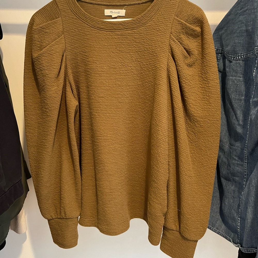 Ruffled sleeve shirt